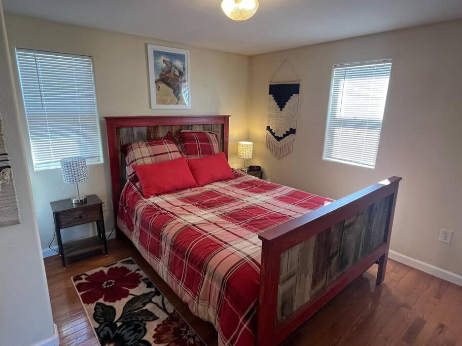 Cheerful Pet-Friendly Bungalow Right In Town Montrose Exterior foto